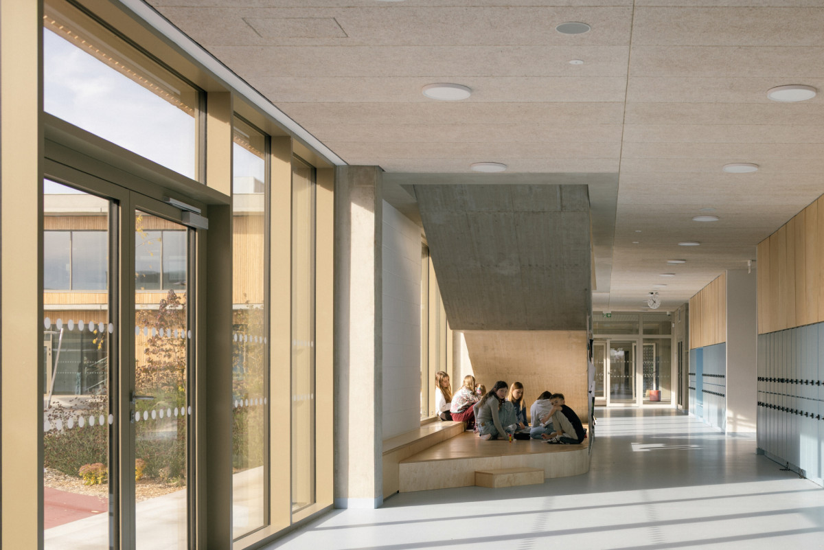 Chodba je velká a slouží i pobytu žáků. (Nová škola LOŠBATES; SOA architekti)