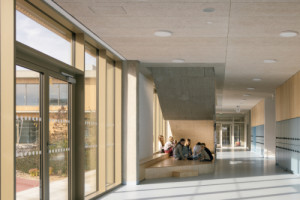 Chodba je velká a slouží i pobytu žáků. (Nová škola LOŠBATES; SOA architekti)