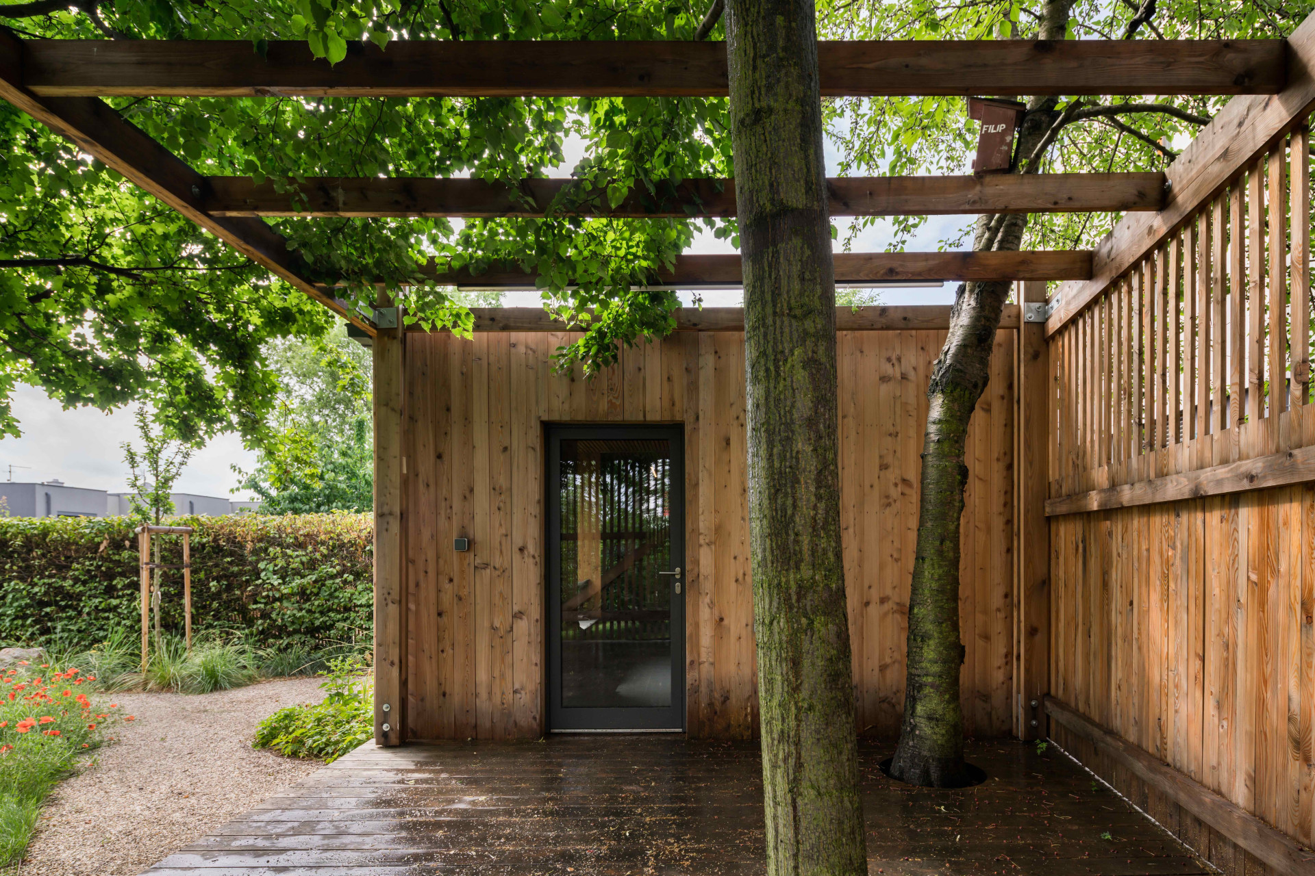 Barbora Léblová navrhla zahradní domek se saunou, relaxačním prostorem a terasou na pražském Slivenci