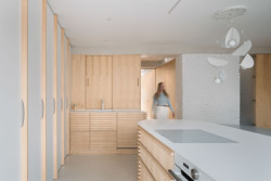 Byt získal při rekonstrukci zcela nové prostorové vztahy. „Téměř všechny původní příčky jsme zbourali,“ říká Kateřina Horych. ("Open space" byt v Hodoníně od Atel!er)