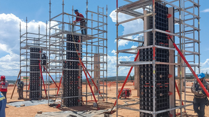 Systém vyniká svou univerzálností – panely lze využít pro stěny, sloupy i stropy, přičemž veškeré příslušenství je navrženo pro flexibilní použití.