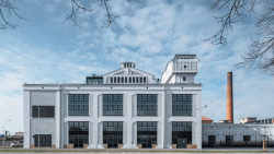 Budova bývalého pivovaru Světovar v Plzni je kulturní památkou, cílem rekonstrukce a konverze budovy na administrativní objekt bylo zachování industriálního výrazu. (TechTower, Vojtěšek architekti, akad. arch. Milan Varvařovský, 2022)