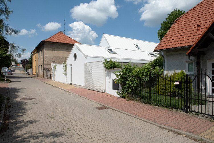 Dům se nachází na malém pozemku ve staré části Lysolají. (Bílý dům v Lysolajích, skvadra architekti)