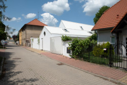 Dům se nachází na malém pozemku ve staré části Lysolají. (Bílý dům v Lysolajích, skvadra architekti)