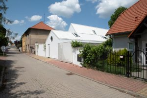 Dům se nachází na malém pozemku ve staré části Lysolají. (Bílý dům v Lysolajích, skvadra architekti)