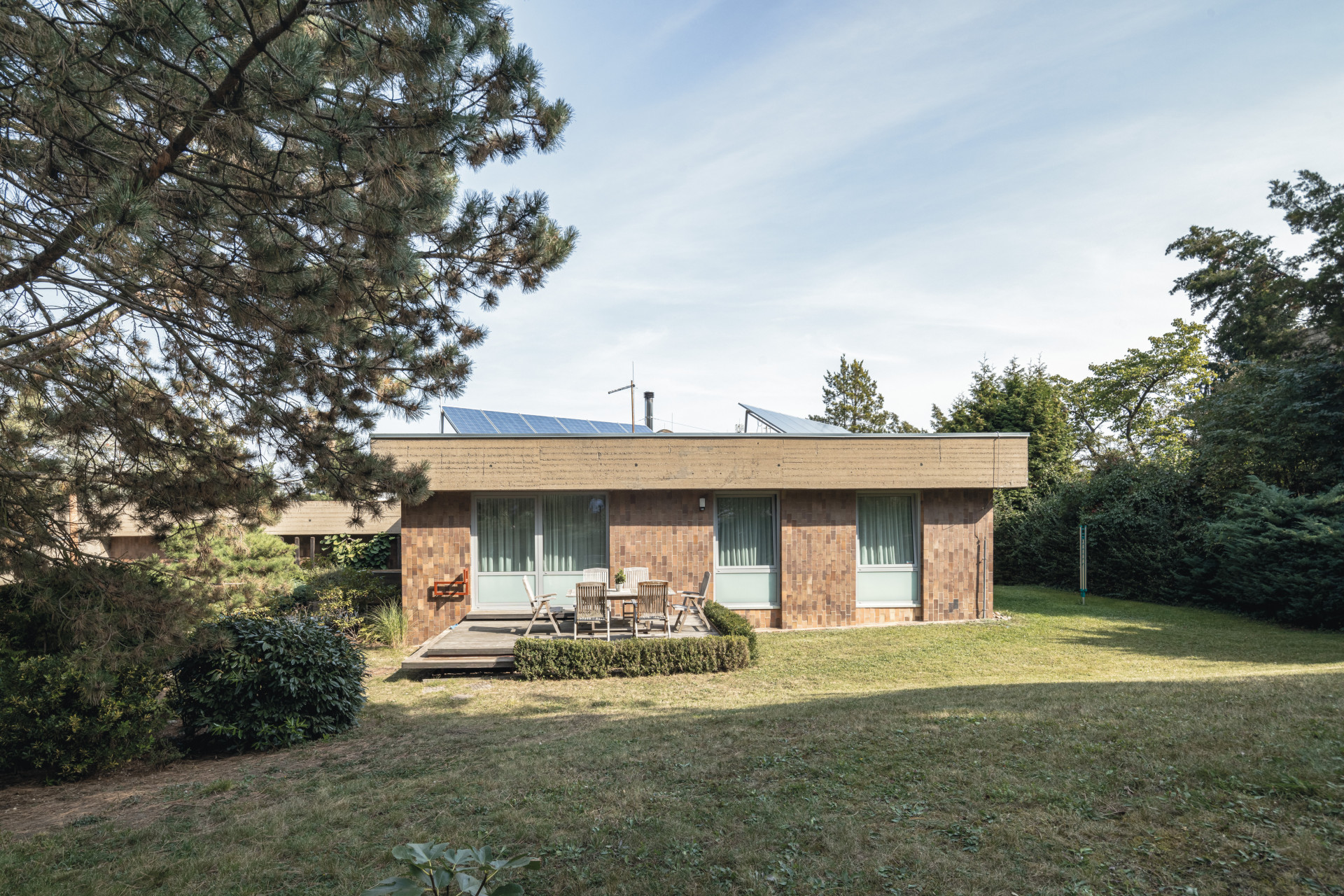 Ještě v lednu 1977 si Jiří Kolář stěžoval, že je v jeho domě stále skladiště materiálu. Nakonec se však povedlo dílo dokončit a obyvatelé se v průběhu roku 1977 nastěhovali. Následovalo dohadování o záručních opravách a nedodělcích – stavební kolorit se za čtyřicet let nezměnil.