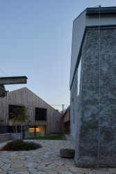 Proměna hospodářské usedlosti s mlýnem na Slovensku od RDTH architekti