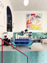 Když vstoupíte do podniku, možná ještě výraznější než prvky interiéru je pestrobarevný obraz nad barovým pultem, který na míru namaloval Martin Kukačka. (Onesip Coffee, edit!)