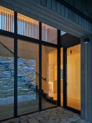 Velkoformátové prosklení se uplatnilo také v místě letního vstupu. (Chalupa Na Kukačkách; edit! architects)