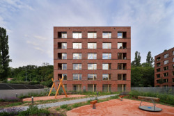 Na Julisce stojí tři nové bytové domy. Navrhlo je studio bod architekti.