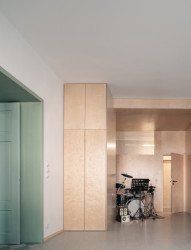 Zelená prostupuje celou vstupní halou, chodbou a dostává se taky na okenní rámy a dveře. (Dům v Kutné Hoře, BYRÓ architekti)