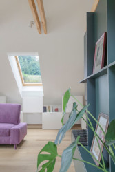 Interiér prosvětlují střešní okna VELUX, jejich venkovní zastínění brání přehřívání. (Rekonstrukce podkroví v Mokronogu, Tina Hočevar)
