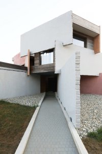 Houses of Cards, Dog House, Elastico Farm