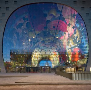 V roce 2014  byla v Rotterdamu dokončená Markthal, tedy tržnice kolem které je vybudovaný dům s 230 byty. Bláznivé křížení typologií, popartová výmalba s avokády a květy, experimentální metoda navrhování. Superdutch ikona.