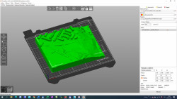 Po načtení STL souboru do Prusa Slicer programu se umístí model na tiskovou