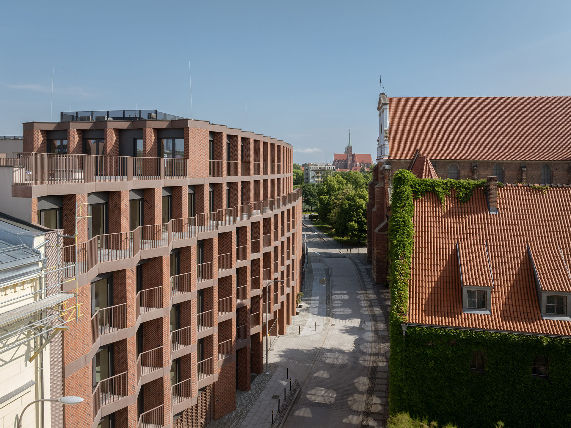 Díky citlivému přístupu architektů se podařilo komplex harmonicky začlenit do historické struktury města a současně přispět k jeho oživení současnou architekturou.