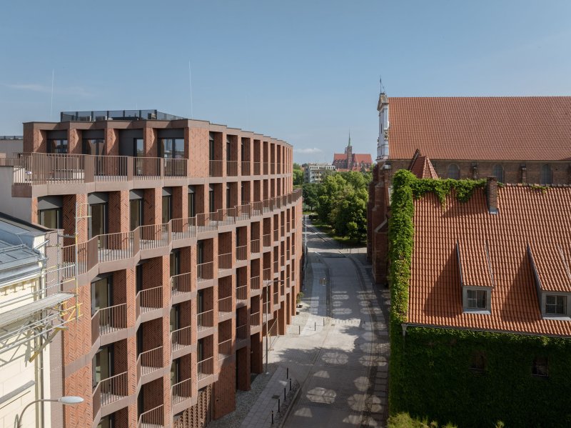 Díky citlivému přístupu architektů se podařilo komplex harmonicky začlenit do historické struktury města a současně přispět k jeho oživení současnou architekturou.