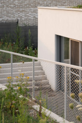 Dům je částečně zapuštěný do terénu, v teréním záhybu vznikla terasa. (Rodinný dům v Záhorských sadech, ČECHVALA ARCHITECTS)