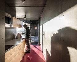 Mjölk architekti, Palmovka Jihlava / Rekonstrukce části průmyslového areálu Jihlavan, kuchyňka s terasou – foto