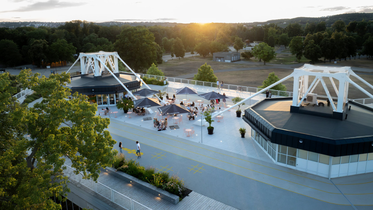 Revitalizace rozšířila funkci pavilonů o pobytovou, rekreační a sportovní vrstvu.  (Rekonstrukce teras Křižíkových pavilonů; SOA architekti)