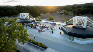 Revitalizace rozšířila funkci pavilonů o pobytovou, rekreační a sportovní vrstvu.  (Rekonstrukce teras Křižíkových pavilonů; SOA architekti)