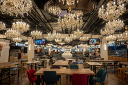 Modernismus zakryli křišťálové lustry.