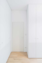 V ložnici se nacházejí prostorné vestavné skříně. Stejně jako interiérové dveře jsou bílé, skoro splývají se stěnami a prostor tak nezahlcují. (Rekonstrukce bytu v Karlíně, Dominik Cvrček)