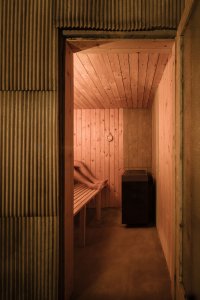 Smrk sice zpočátku vypouštěl pryskyřici, ale jinak uvnitř sauny funguje (Sauna, ika.architekti)