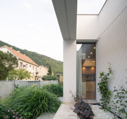 Architekt je rozmístil tak, aby se z místností otevíraly výhledy mimo okolní zástavbu. (Dům s atrii v Nedvědicích, AOSI)