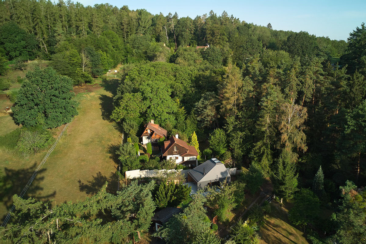 Chatu v Posázaví navrhl architekt Martin Hajný.