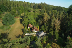 Chatu v Posázaví navrhl architekt Martin Hajný.