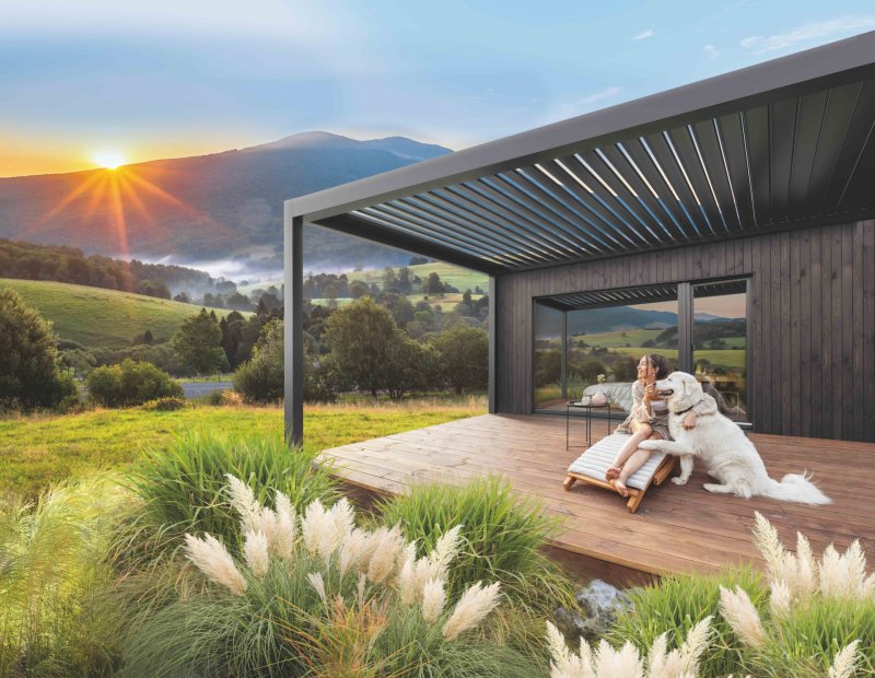Nová pergola MB-OPENSKY 120 od společnosti ALUPROF umožňuje trávit čas venku za jekéhokoli počasí
