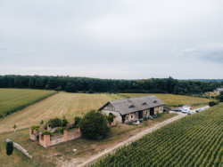 Při přesunu na jižní Moravu najdeme Stodolu Sušku, starou zámeckou stodolu ve vesnici Kravsko, nedaleko Znojma. Jako první v ní uzavřeli manželství architekti Barbora a Jan. Pro svou svatbu museli stodolu vyklidit a oprášit, čímž vzniklo i její dnešní využití jako svatebního místa. Později se pustili do rekonstrukce nedalekého areálu Kocanda Kravsko, který dnes slouží jako zázemí pro ubytování svatebních hostů.