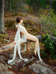 Julie Hrnčířová / portréty Amelie Siba pro časopis Full Moon, fotografie pro módní návrháře Lisu Billander a Tekla Lou, fotografie veřejné sochy SCAPE pro architekty Roman Kekel & Danny Nhat