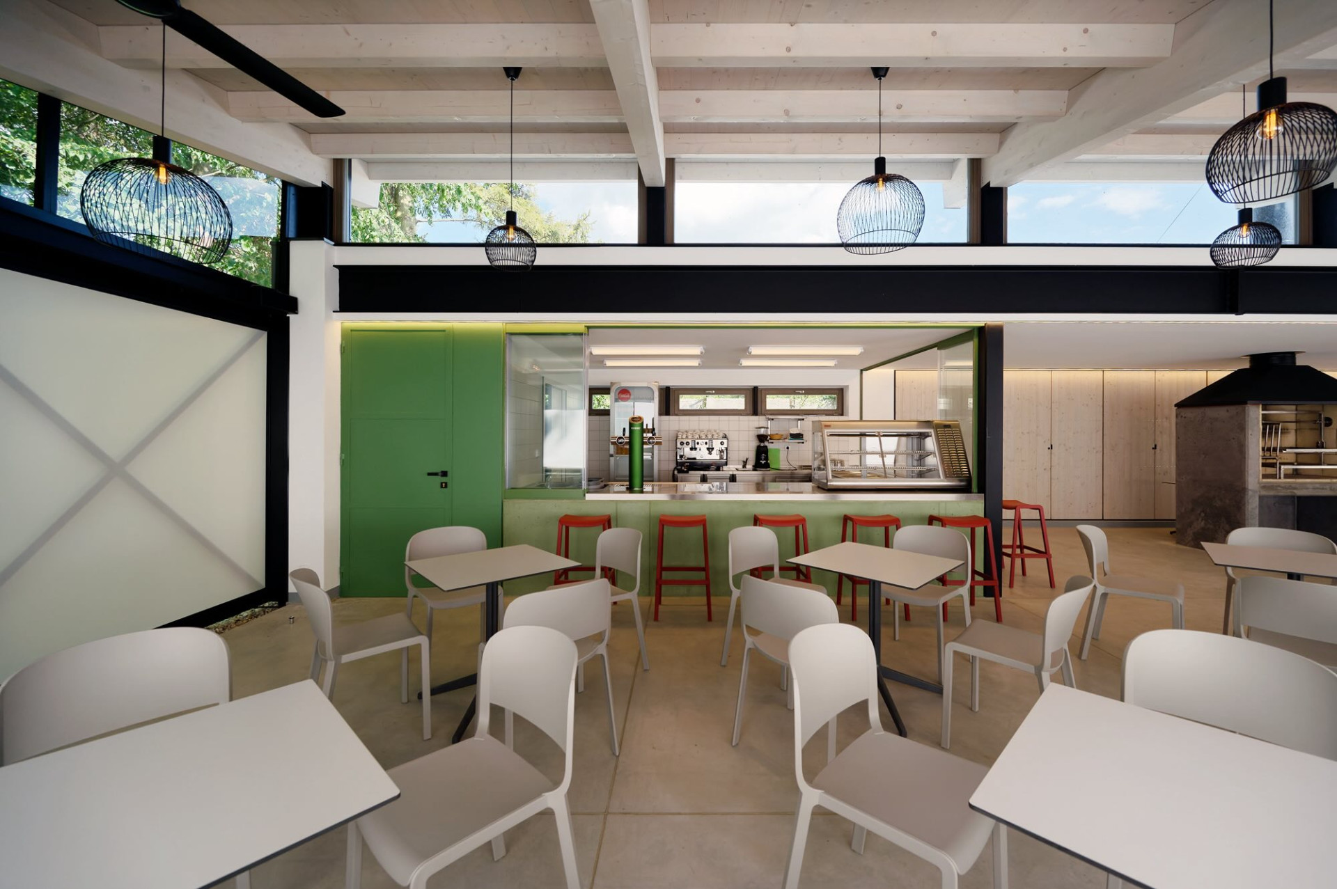 Bílé rolety kryjí v případě potřeby návštěvníky před větrem a deštěm. (Multifunkční objekt ve zlínské zoo, studio New Work)