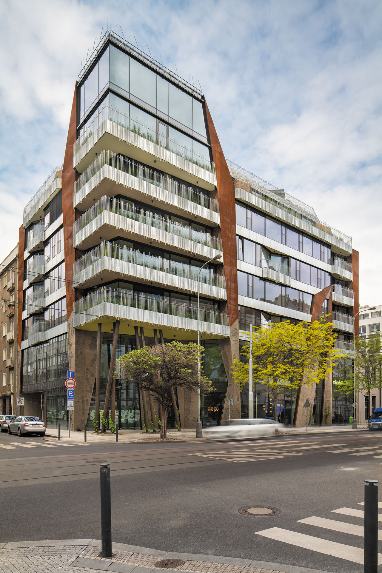 Městský dům Komunardů XXXV v Praze-Holešovicích. Architekt Stanislav Fiala navrhl současnou verzi holešovického "roháku". Má živý parter s provozovnami, dvě patra komerčních prostorů a od třetího do osmého patra byty.