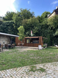 V parku pod Vlašským dvorem je možné zrelaxovat u kávy z dřevem opláštěné kavárny pod Jakubem