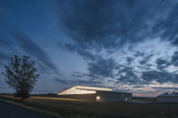 Noční snímek hangáru (Hangár ve Zbraslavicích, Studio Raketoplán)