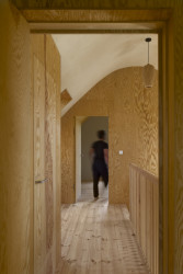 Celý interiér má příjemnou barevnou paletu. (Casa De Mi Luna, Studio Circle Growth)