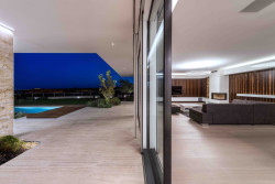 Maximální propojení interiéru s exteriérem umožnila i řada panoramatických hliníkových posuvných systémů Schüco ASS 77 PD.HI s elektrickým pohonem, navazujících na fasádní prvky Schüco FW 50+.SI