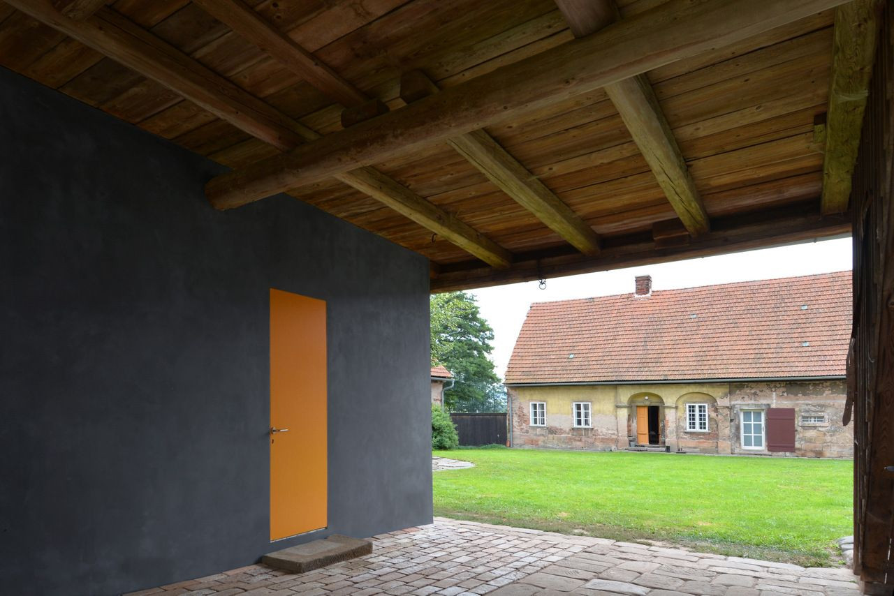 under-construction architects, Ateliér zasunutý do stodoly – foto