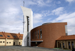 Komunita bosých karmelitek proměnila bývalý statek na klášter Karmel sv. Josefa.