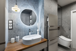 Koupelna sousedící s chodbou byla sice nejmenší místností proměny, zato největším oříškem.