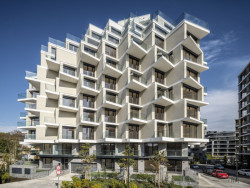 Administrativně-rezidenční komplex Hagibor roste na zanedbaném brownfieldu.