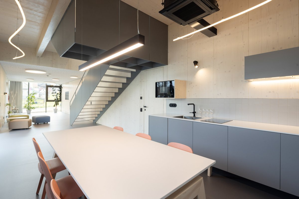 Na celé koncepci i designu KOMA spolupracovala s designérem Dušanem Kočařem. (Bytový dům od KOMA MODULAR)