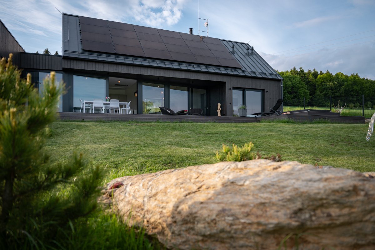 Rodinná firma VESPER HOMES realizovala  rodinný dům u Liberce, který se halí do modřínového dřeva.