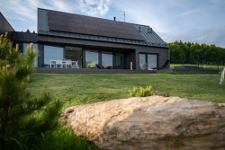 Rodinná firma VESPER HOMES realizovala  rodinný dům u Liberce, který se halí do modřínového dřeva.