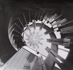 Zdeněk Kuna / Olivier Honke-Houfek / Zdeněk Stupka: Strojimport, 1961-1971, točité schodiště se svítidlem Roberta Boháčka, dobový snímek. Zdeněk Kuna: Československý zastupitelský úřad, Milán, 1971 až 1976, dobová fotografie.