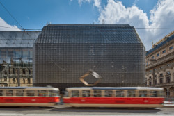 Hlavní budovu Nové scény pokrývají tzv. televize, skleněné tvarovky od sklářů Stanislava Libenského a Jaroslavy Brychtové. Foto: Radek Úlehla