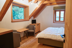 V chalupě je dostatek ložnic. Na víkend můžete vyrazit s velkou rodinou nebo spoustou přátel.